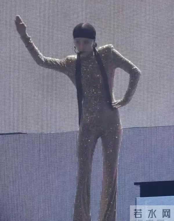 刘雨昕身材好得离谱,这么贴身的衣服一般人真驾驭不了!