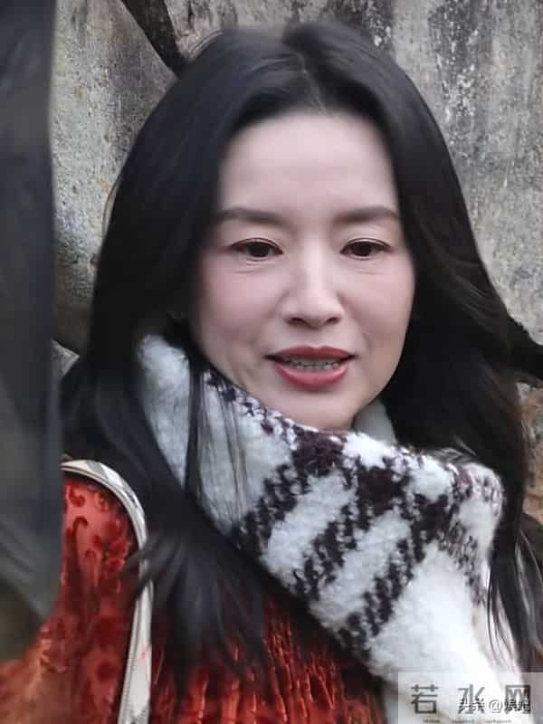 45岁董洁怼脸拍来袭!面部有细纹,有皱纹才真实,整体状态不错