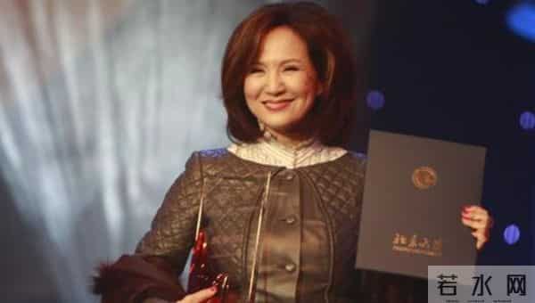 事业巅峰远赴美国，被老外“玩腻”后晚年回国，如今变成了这样！