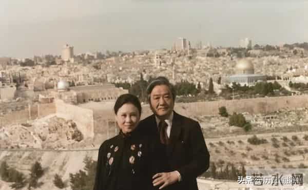 琼瑶和丈夫平鑫涛，在昆明石林旅游时，一张珍贵的合影，很浪漫