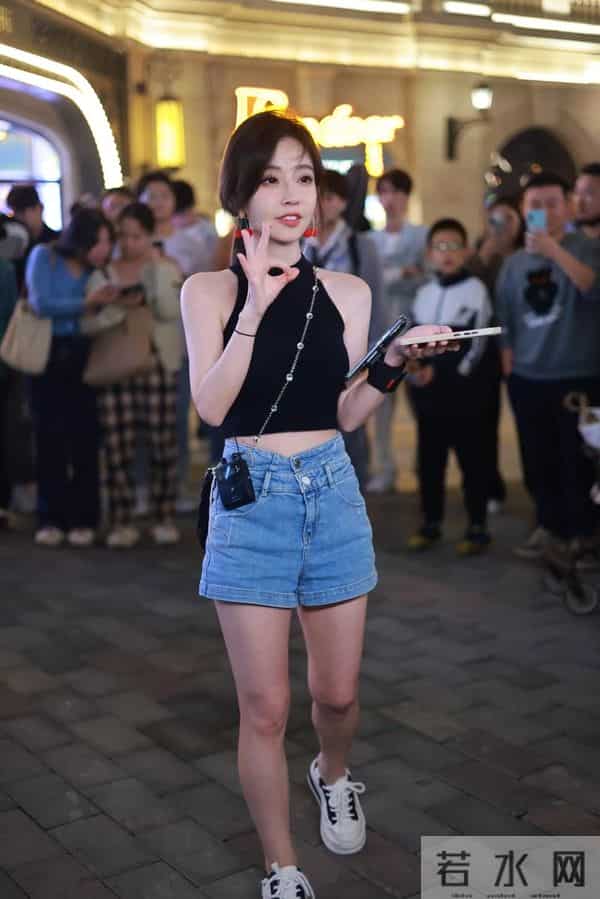 34岁冯提莫癌症复发后复播,巧妙遮挡手术疤痕,粉丝:女神别熬夜