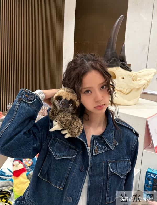 167cm的欧阳娜娜，身穿牛仔套装+黑色皮鞋，活泼可爱，又酷又甜