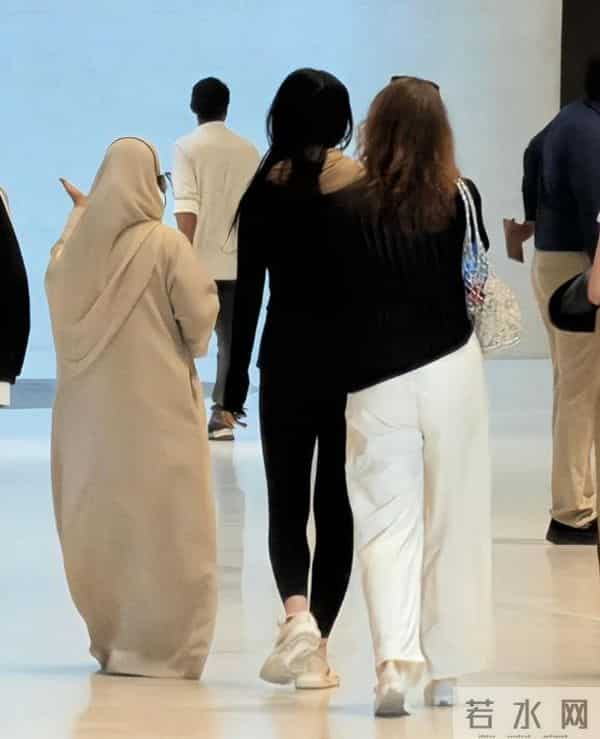刘亦菲现身阿联酋，离开美颜滤镜，真实状态曝光，两条腿尤为吸睛