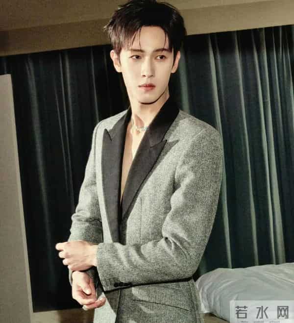 章子怡压轴亮相迪奥活动！LV家族长公主陪走红毯，高马尾嫩如少女