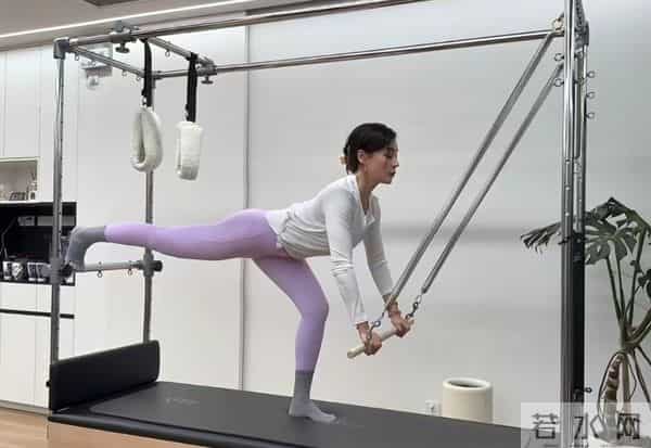 38岁袁姗姗晒健身美照，小腹平坦零赘肉，马甲线优越太绝了