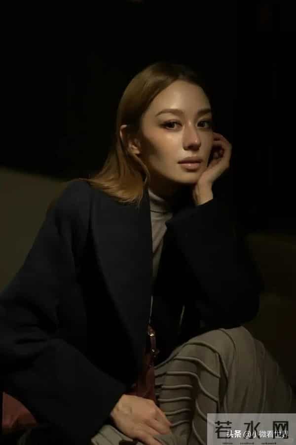 北京酒会太真实,吉娜“假胸”尴尬,娜然脸肿胀,秦舒培一脸男相