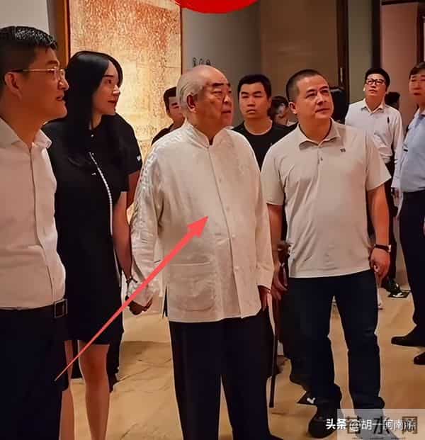 离谱！不到2天连曝仨瓜，长期分居只在乎娃、断绝关系、被约谈