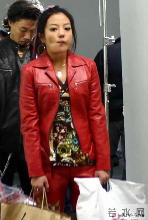 拔出萝卜带出泥！49岁赵薇近况被曝，原来圈内封杀只是冰山一角