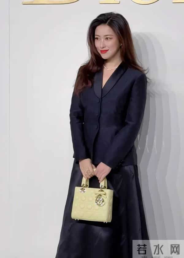 章子怡压轴亮相迪奥活动！LV家族长公主陪走红毯，高马尾嫩如少女