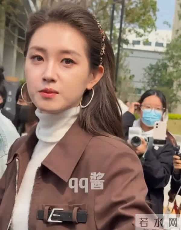 “短剧女王”郭宇欣真实颜值曝光,方脸龅牙大粗腿,26岁模样成熟