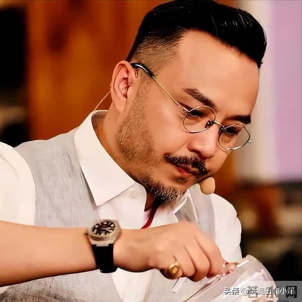 51岁汪涵现状-常年居住在长沙,穿人字拖嚼槟榔,大烟斗不离身