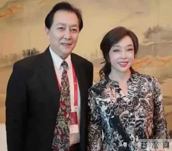 刘晓庆换新发型美到认不出，配上花西装，74岁嫩得像34岁