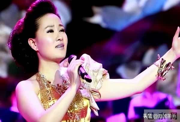 他俩原来是夫妻,她是著名歌唱家,12次上春晚,丈夫是企业董事长