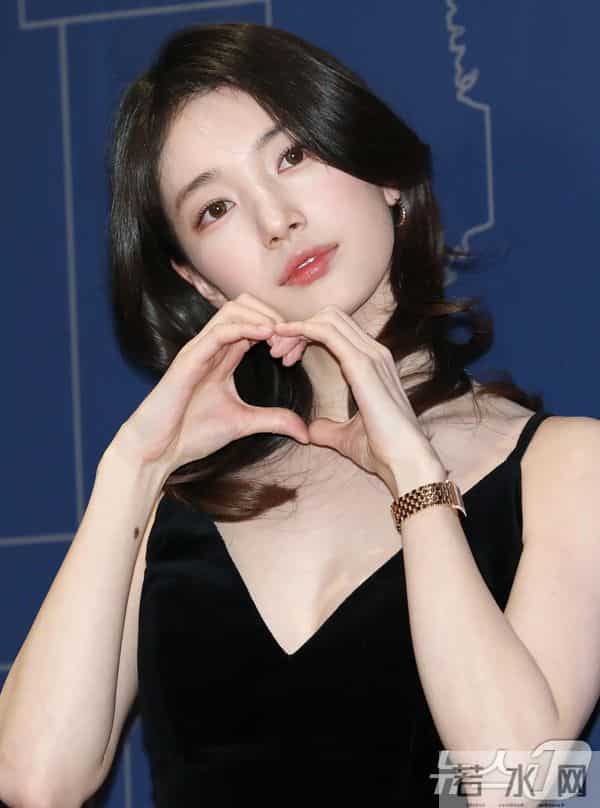 裴秀智 黑丝绒吊带裙，娇俏软媚太惊艳了！