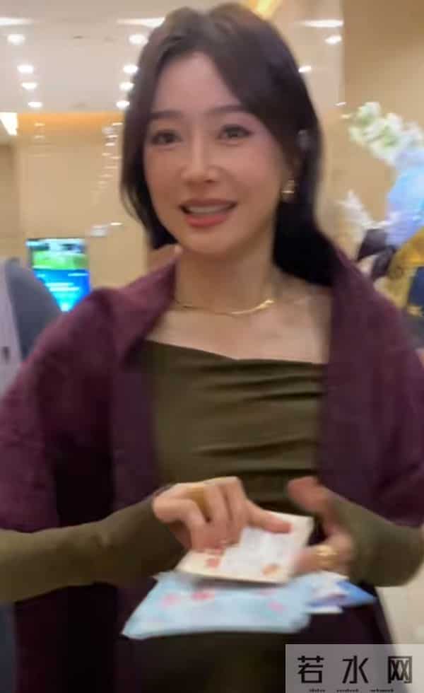 秦岚抵达广州出席活动，墨绿长裙搭酒红披巾，短发超有韵味