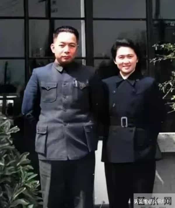 陈丕显妻子谢志成有多漂亮？37岁留影风度不凡，温婉与英气并存