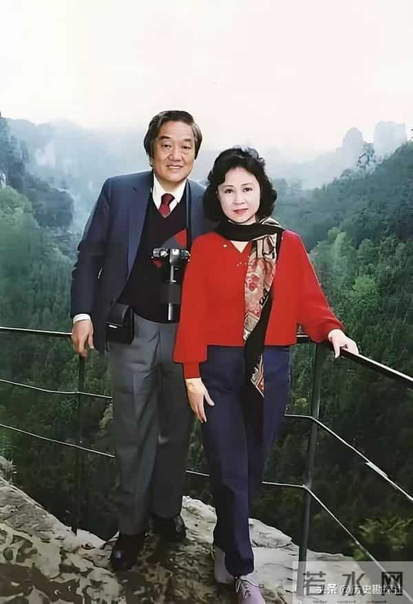 琼瑶和丈夫平鑫涛，在昆明石林旅游时，一张珍贵的合影，很浪漫