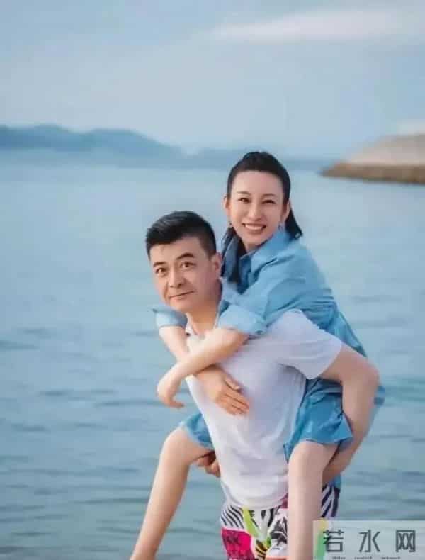 秦海璐和好友聚餐，和男友人握手分别老公不耐烦，上车叼烟好霸气