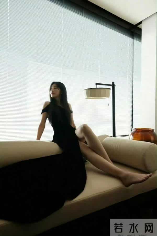 张俪脚怎么这么大？