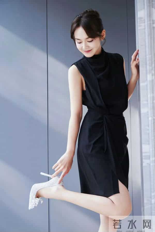 张佳宁 美腿光脚丫玉足写真，脚上的红色美甲更是漂亮