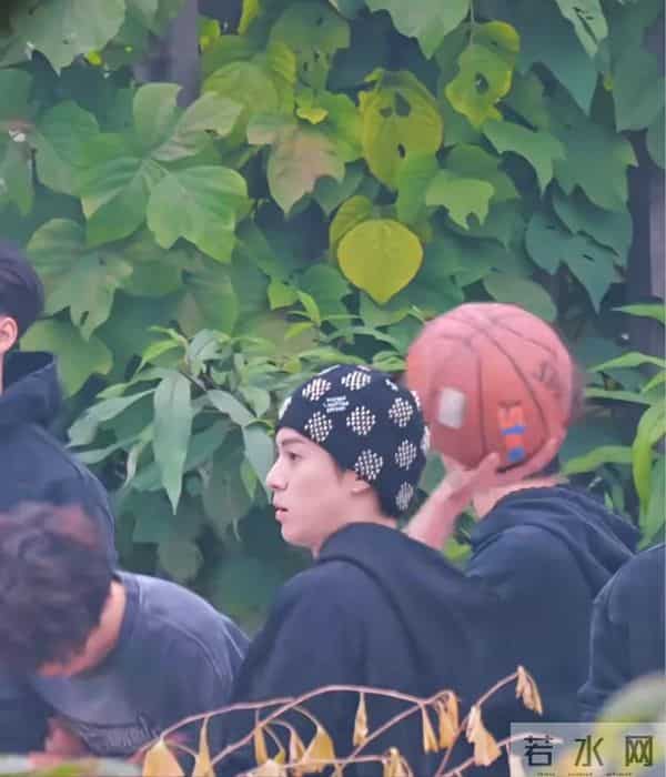 26岁王鹤棣回四川乐山老家,坐三轮车 和农村发小打篮球,轰动家乡