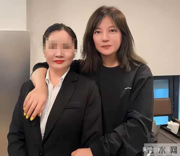 面相又变了!49岁赵薇广东吃饭,又老又瘦没架子,却再无回头路走