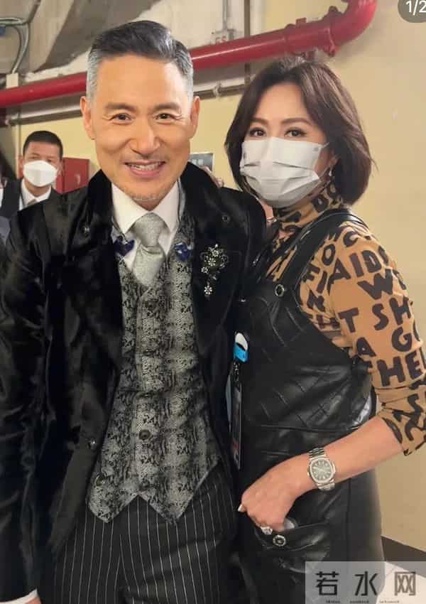 邱淑贞和昆凌坐一起看张学友演唱会，邱淑贞扎高马尾比昆凌漂亮！