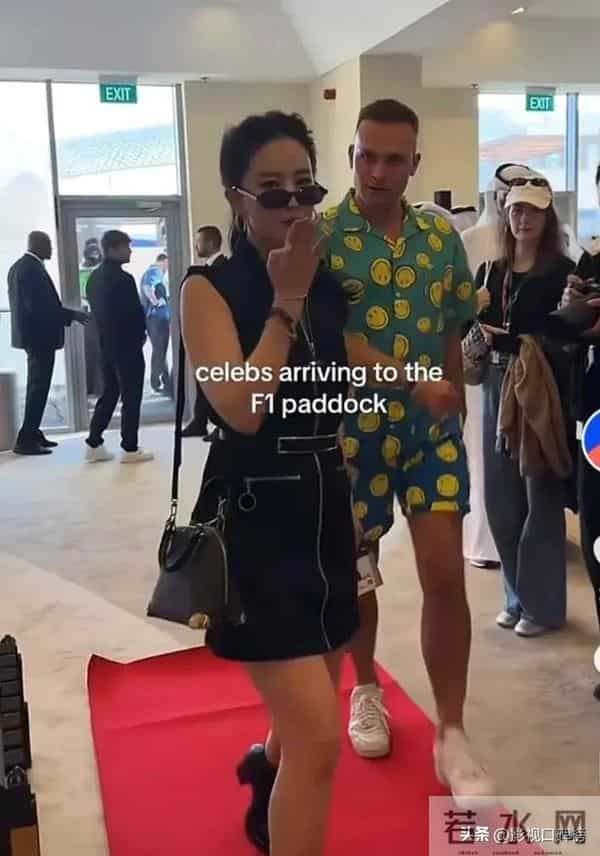 刘亦菲现身阿布扎F1赛车现场，穿一身名牌，妆容精致，颈纹很明显