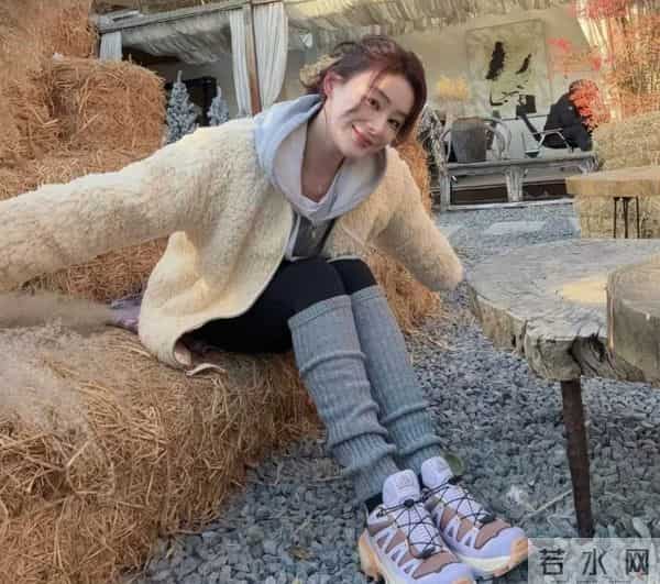 38岁袁姗姗晒健身美照，小腹平坦零赘肉，马甲线优越太绝了