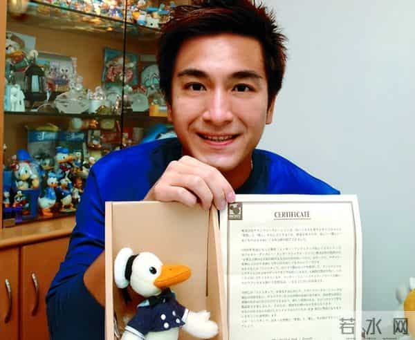 马国明父亲出殡。他手捧遗照神情哀伤，妻子汤洛雯陪伴左右