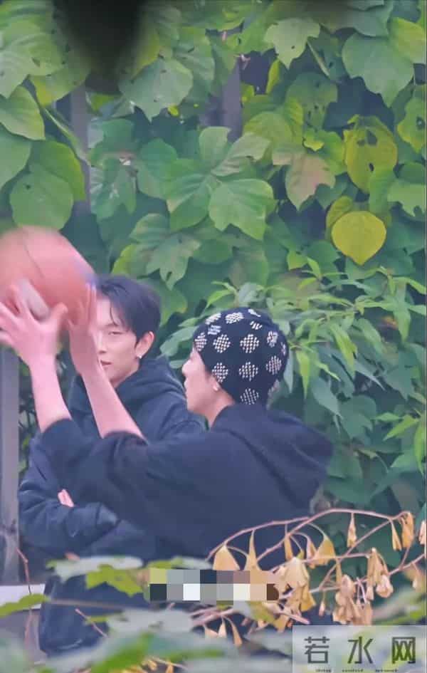 26岁王鹤棣回四川乐山老家,坐三轮车 和农村发小打篮球,轰动家乡