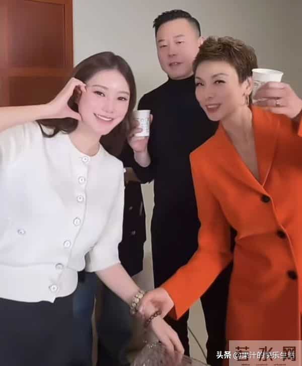 筱梅6点半陪箖玥吃早餐 挺孕肚参加公司活动！得到麻六记高层认可