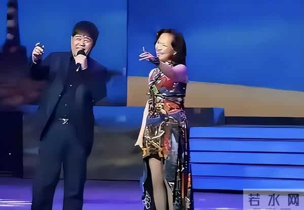 她事业巅峰时突然远赴美国,被老外“玩腻”后回国,如今变成这样