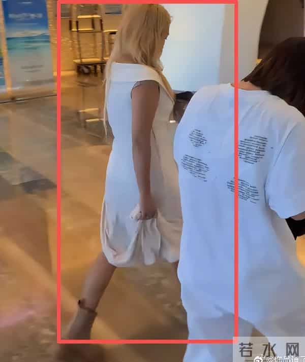 何洁咋成这样了!金头发黑皮肤身上也臃肿,连气质都变的含胸驼背