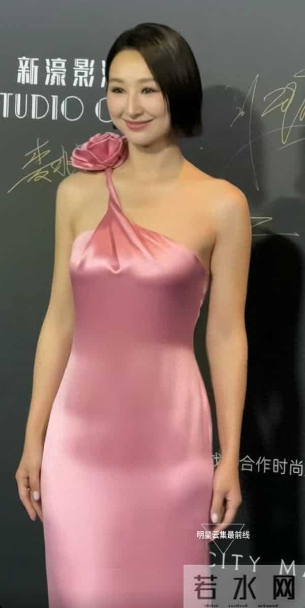 高海宁真是一副好身材，有肉感又有线条真是好看，气血好足的样子