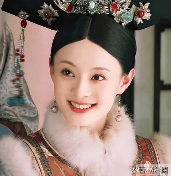 红毯成"照妖镜"!章子怡假发尴尬,孙俪深V险走光,黄轩没存在感