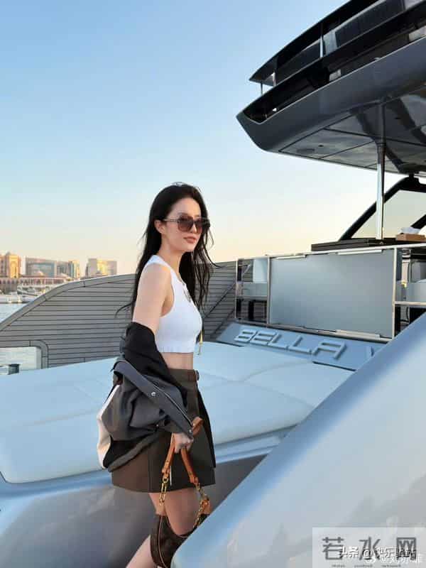 美爆了!刘亦菲旅游游艇新照 身穿LV系列高调奢华 减肥成功重返巅峰