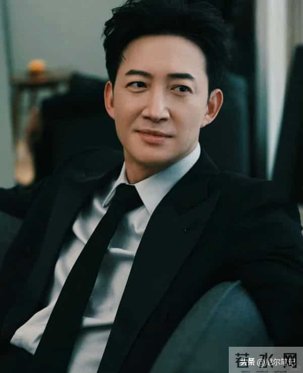 偶遇王阳带妻女逛街,抱女儿画面好温馨,老婆高斯正脸曝光引热议