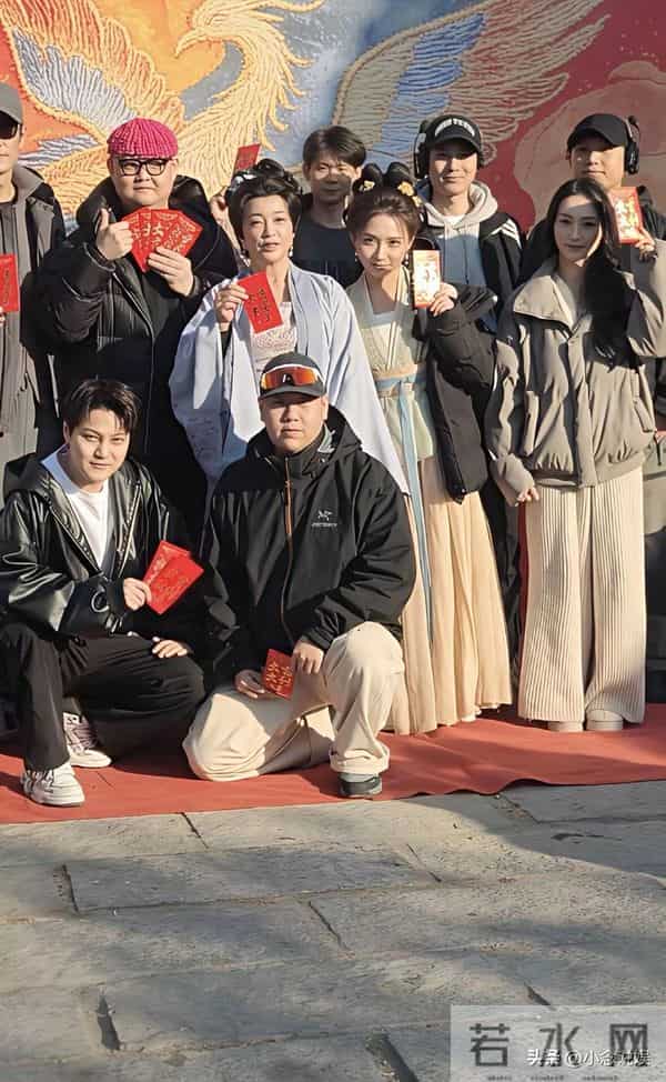 75岁刘晓庆拍短剧翻车！满脸皱纹演老太太，是真缺钱还是不服老？