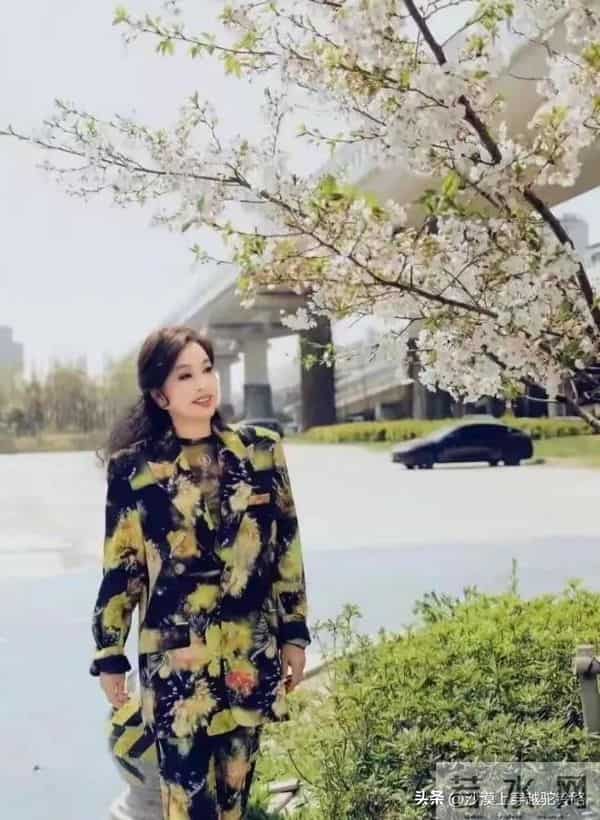 刘晓庆换新发型美到认不出，配上花西装，74岁嫩得像34岁