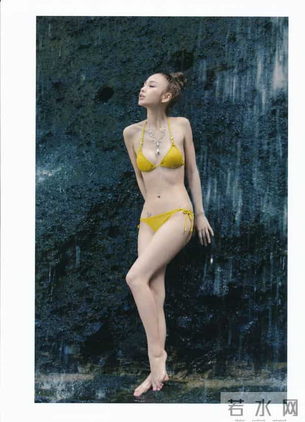 Angelababy纯欲氛围感拉满,美腿线条惊艳