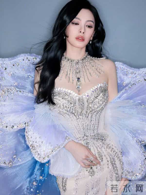 张雨绮 深V满钻礼裙+蓝蝴蝶结,华贵媚态太撩人了!