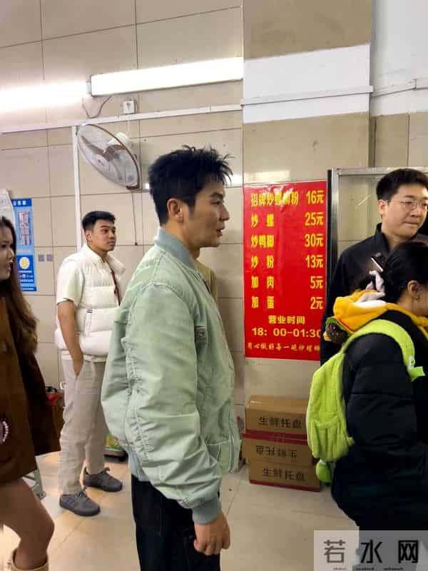 柳州偶遇李晨穿浅绿色棒球衫排队买螺蛳粉！