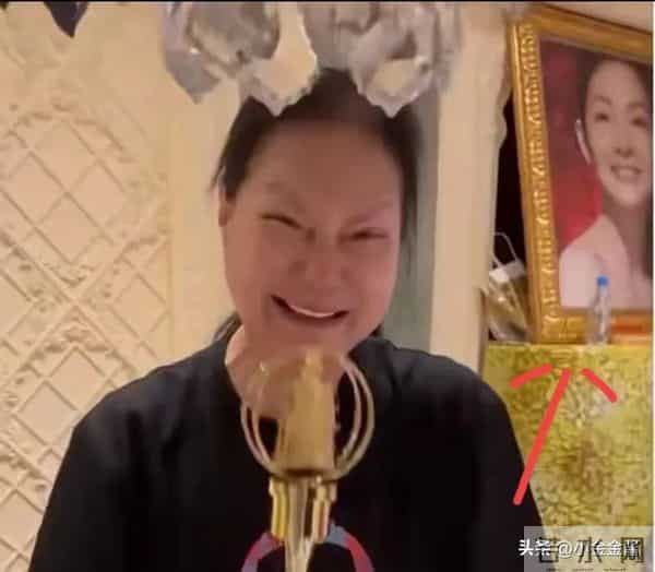 s妈痛哭,小s晒全家福,大s去世10个月,她们一家都变了