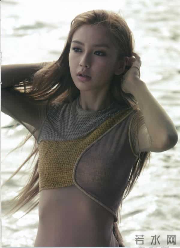 Angelababy纯欲氛围感拉满,美腿线条惊艳