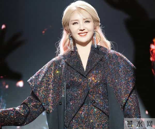 39岁何洁被嘲不忍直视, 腋下勒出副乳肚子三层肉, 养4个娃操劳疲惫