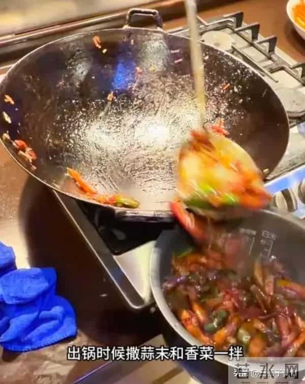 贾冰北京房子曝光，墙面斑点掉皮没高档家具，大铁锅做饭很接地气