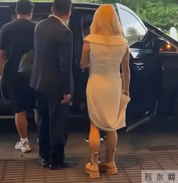 何洁咋成这样了!金头发黑皮肤身上也臃肿,连气质都变的含胸驼背