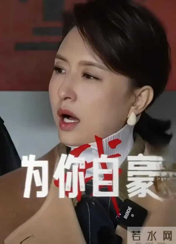 张蕾现身平遥，驼色大衣配高领衫，气质温婉，颜值在线
