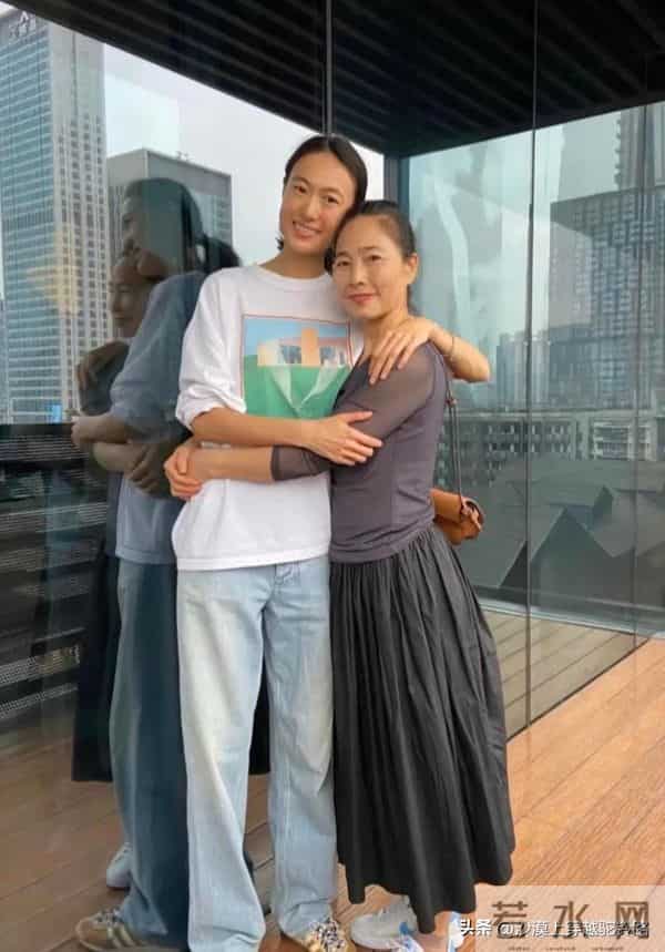 陈冠希陪老婆回河南老家探亲，打扮朴素老气，秦舒培素颜皮肤真好